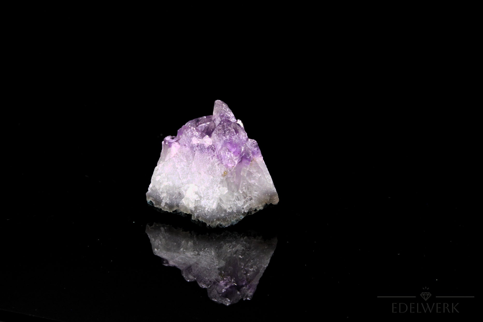 Amethyst Kristall für Ruhe, spiritueller Heilstein für innere Balance, violette Struktur.