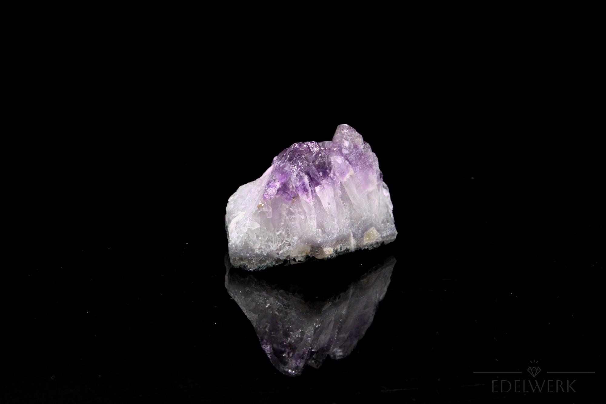 Amethyst Kristall für Ruhe, fördert klare Meditation, violette Kristalloberfläche.