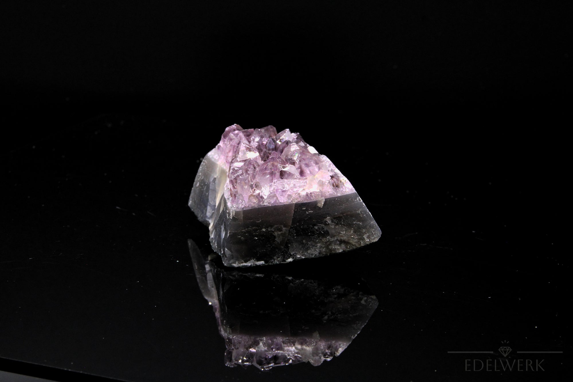 Violetter Amethyst Kristall, fördert energetische Harmonie, violette strahlende Kristalle.