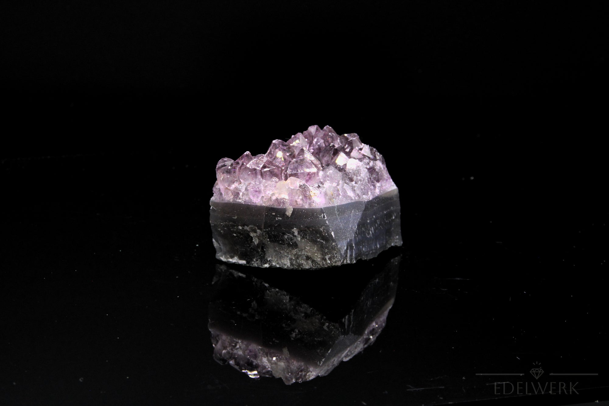 Violetter Amethyst Kristall, Heilstein für klare Meditation, violette natürliche Struktur.
