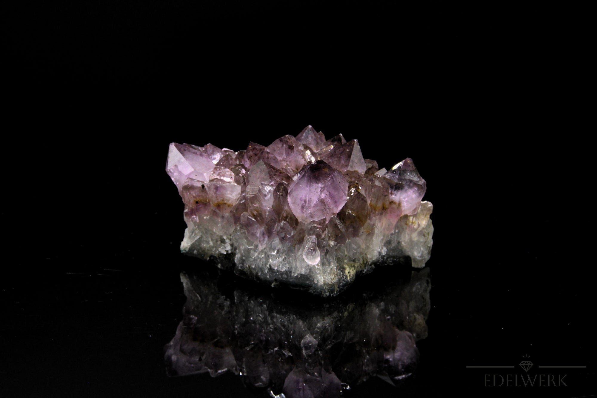 Natürlicher Amethyst Kristall, Heilstein für klare Meditation, ungeschliffene violette Form.