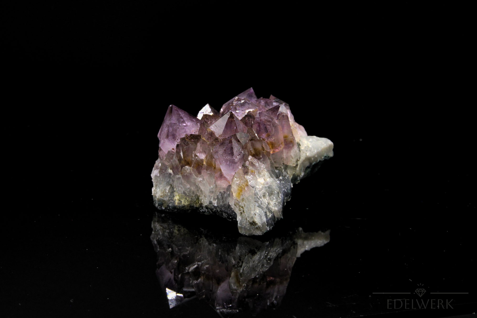 Natürlicher Amethyst Kristall, fördert energetische Klarheit, violette Oberfläche.