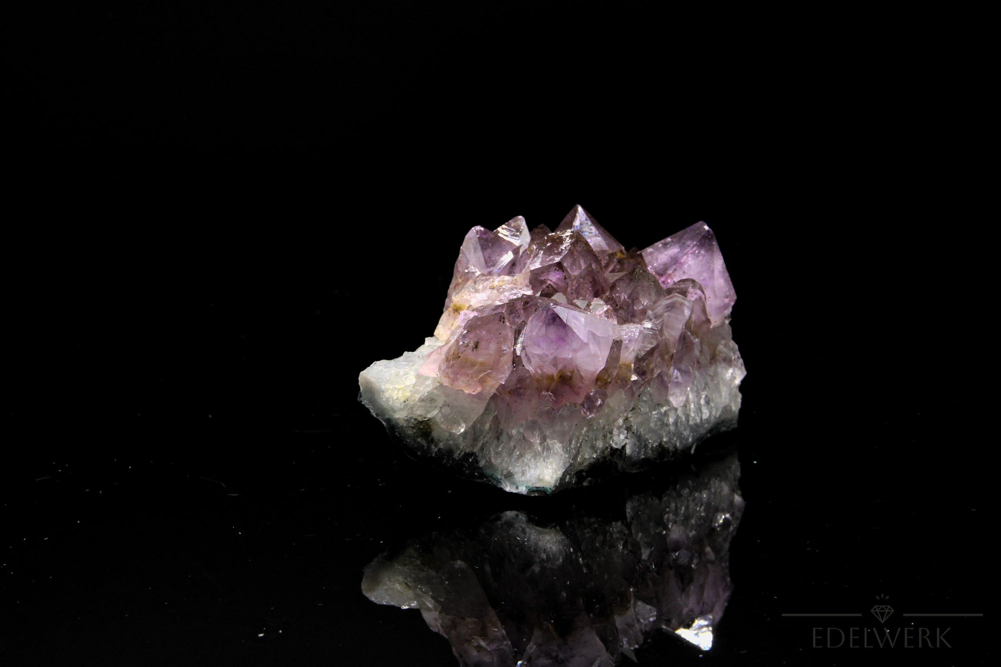Violetter Amethyst Kristall, fördert meditative Balance, violette Kristalloberfläche.