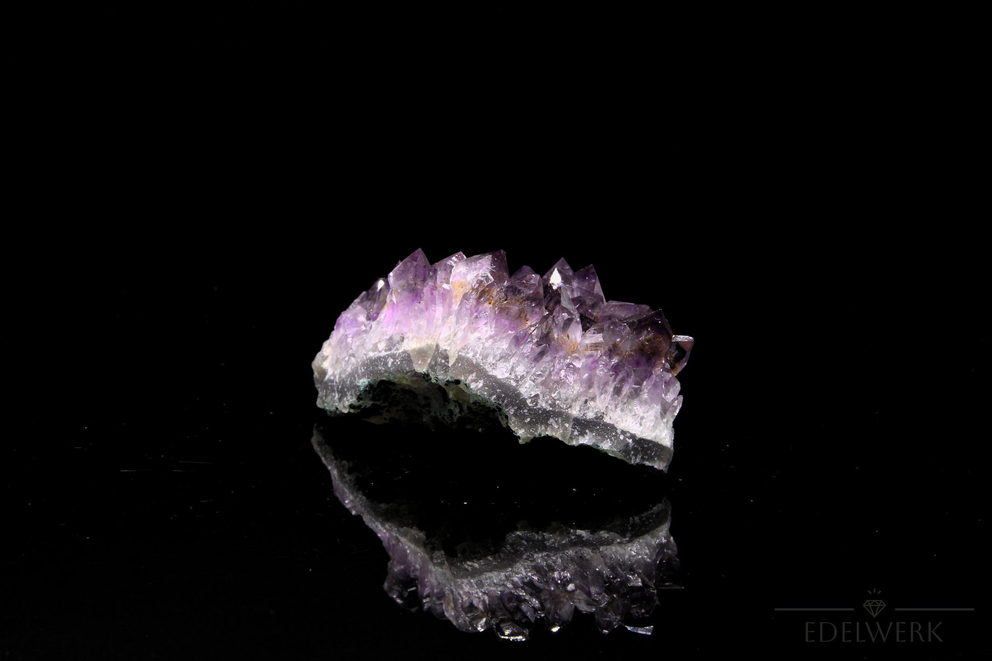 Tiefvioletter Amethyst Kristall, fördert meditative Wirkung, violette strahlende Kristalle.