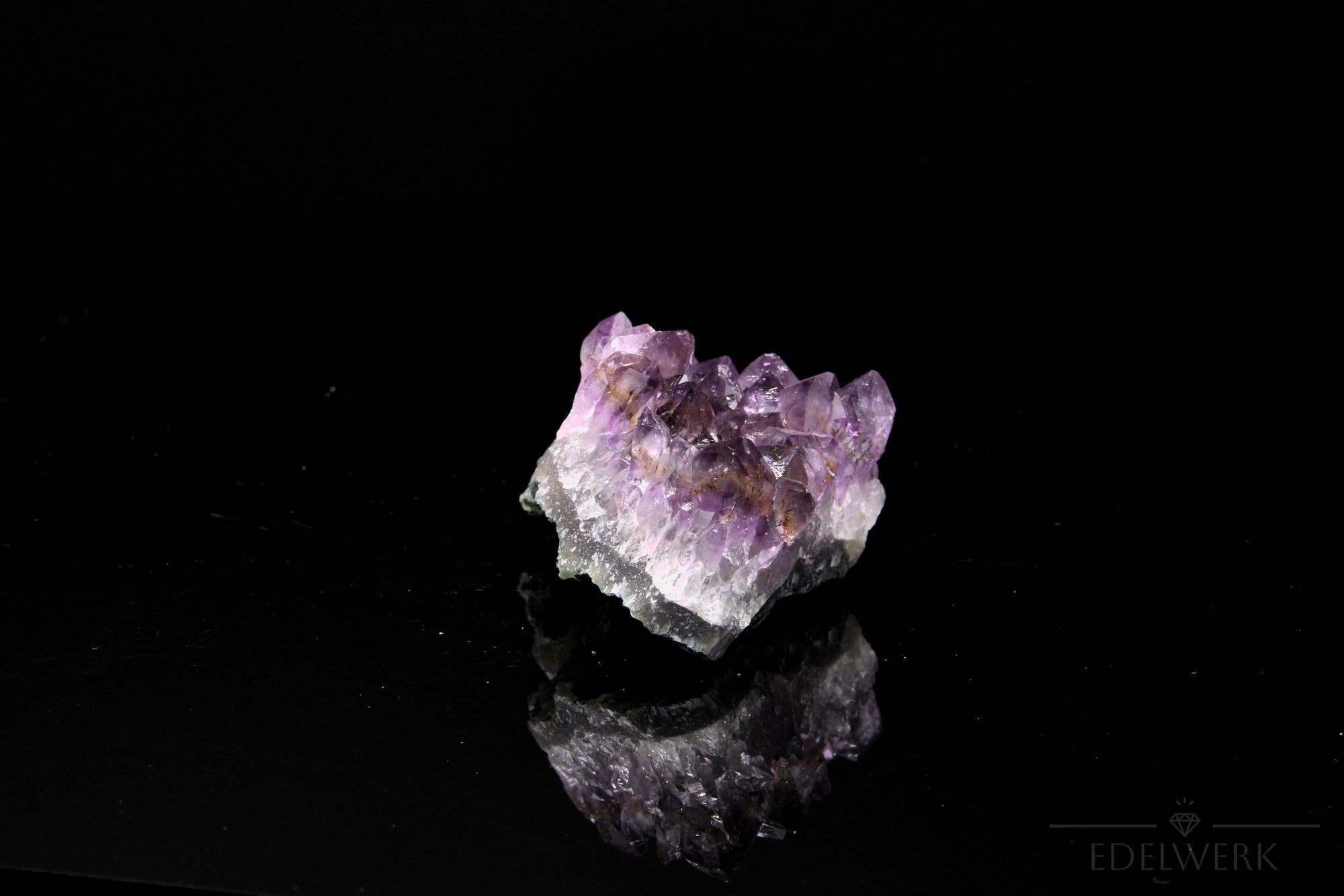 Tiefvioletter Amethyst Kristall, Heilstein für klare Energie, violette natürliche Struktur.