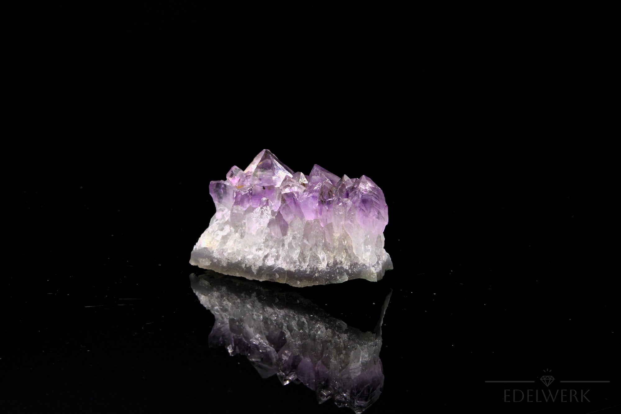 Amethyst Kristall für Balance, fördert spirituelle Energie, violette glänzende Form.