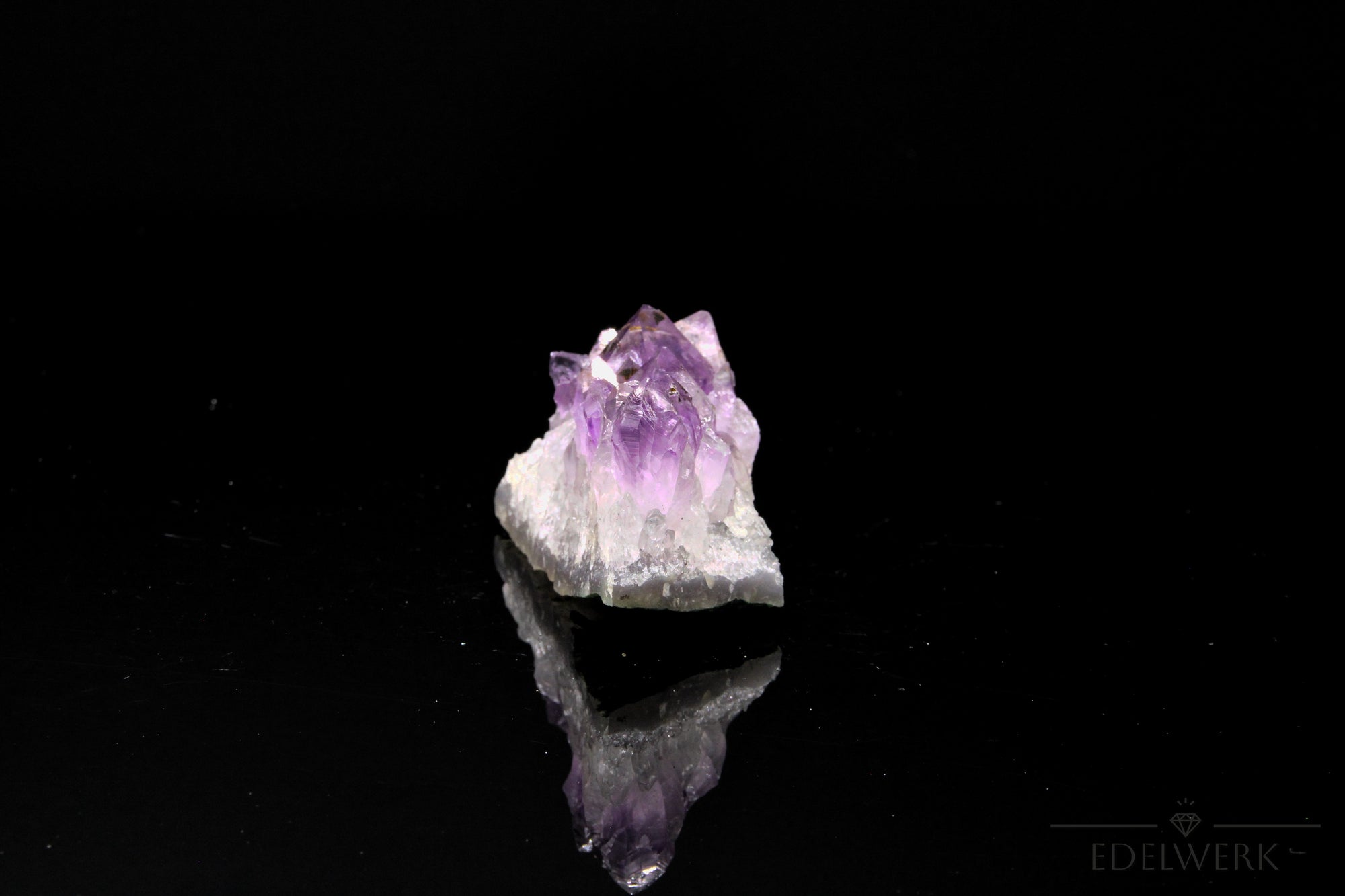 Amethyst Kristall für Balance, Heilstein für intuitive Praxis, violette natürliche Struktur.
