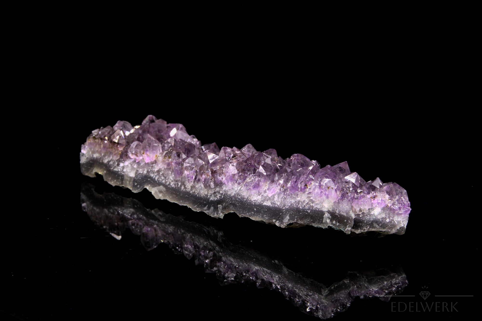 Strahlender Amethyst Kristall, fördert intuitive Klarheit, violette glänzende Kristalle.