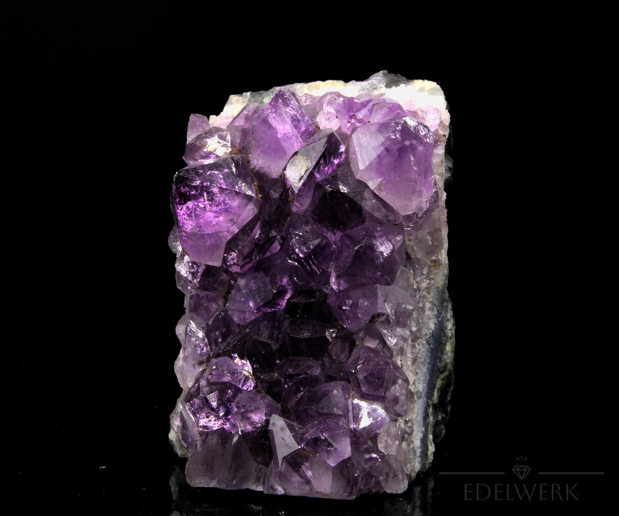 Hochwertiger Amethyst Kristall, fördert spirituelle Meditation, klare violette Oberfläche.