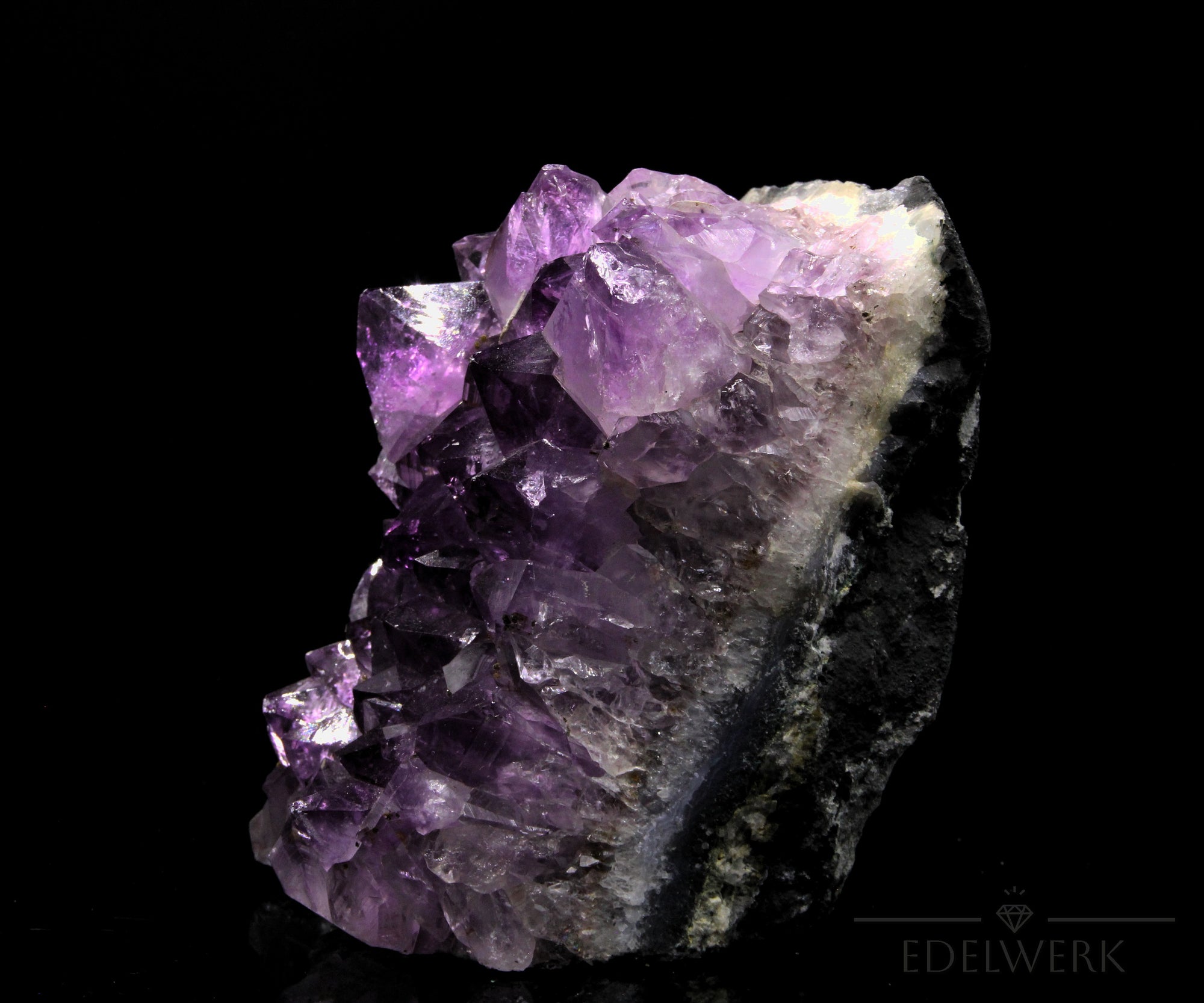 Hochwertiger Amethyst Kristall, Heilstein für klare Energie, violette Kristallform.