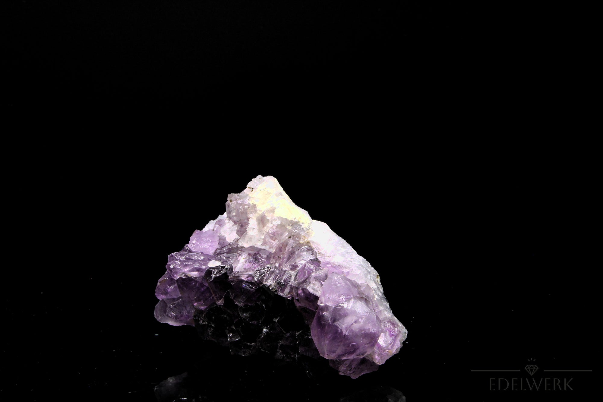 Violetter Amethyst Kristall, Heilstein für innere Balance, violette glänzende Form.