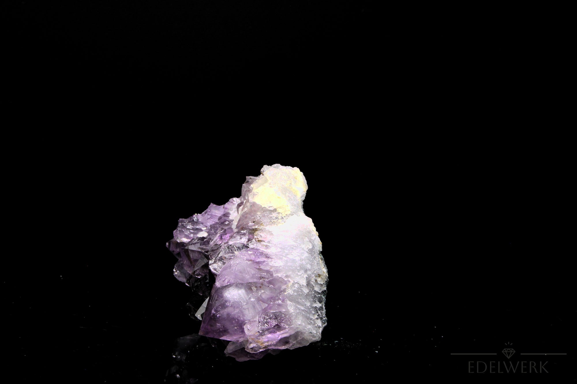 Violetter Amethyst Kristall, fördert schützende Harmonie, violette strahlende Kristalle.