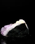 Violetter Amethyst Kristall, fördert spirituelle Klarheit, violette glänzende Oberfläche.