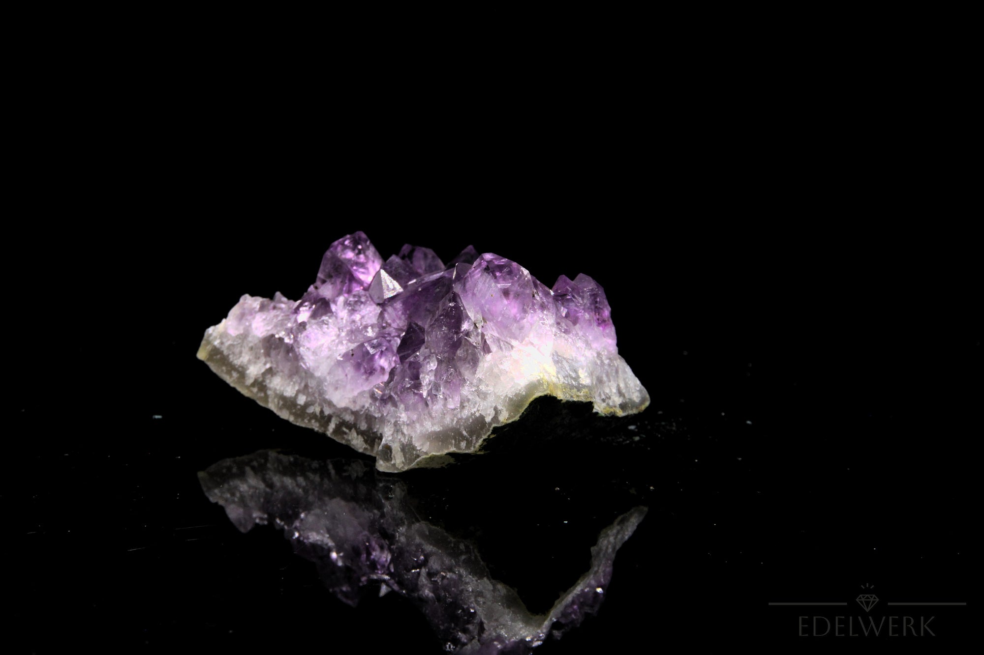 Amethyst Kristall für Klarheit, fördert intuitive Harmonie, violette glänzende Form.