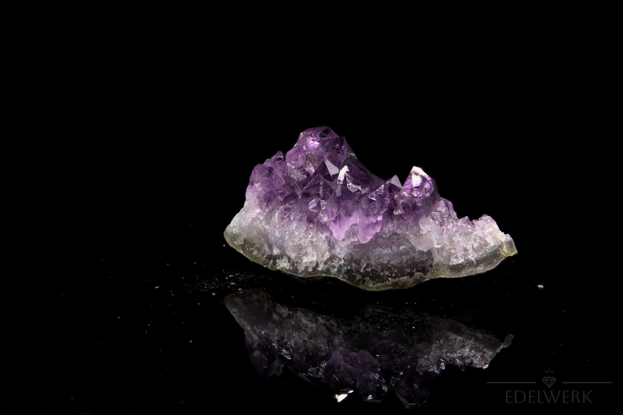 Amethyst Kristall für Klarheit, Heilstein für meditative Energie, violette Oberfläche.