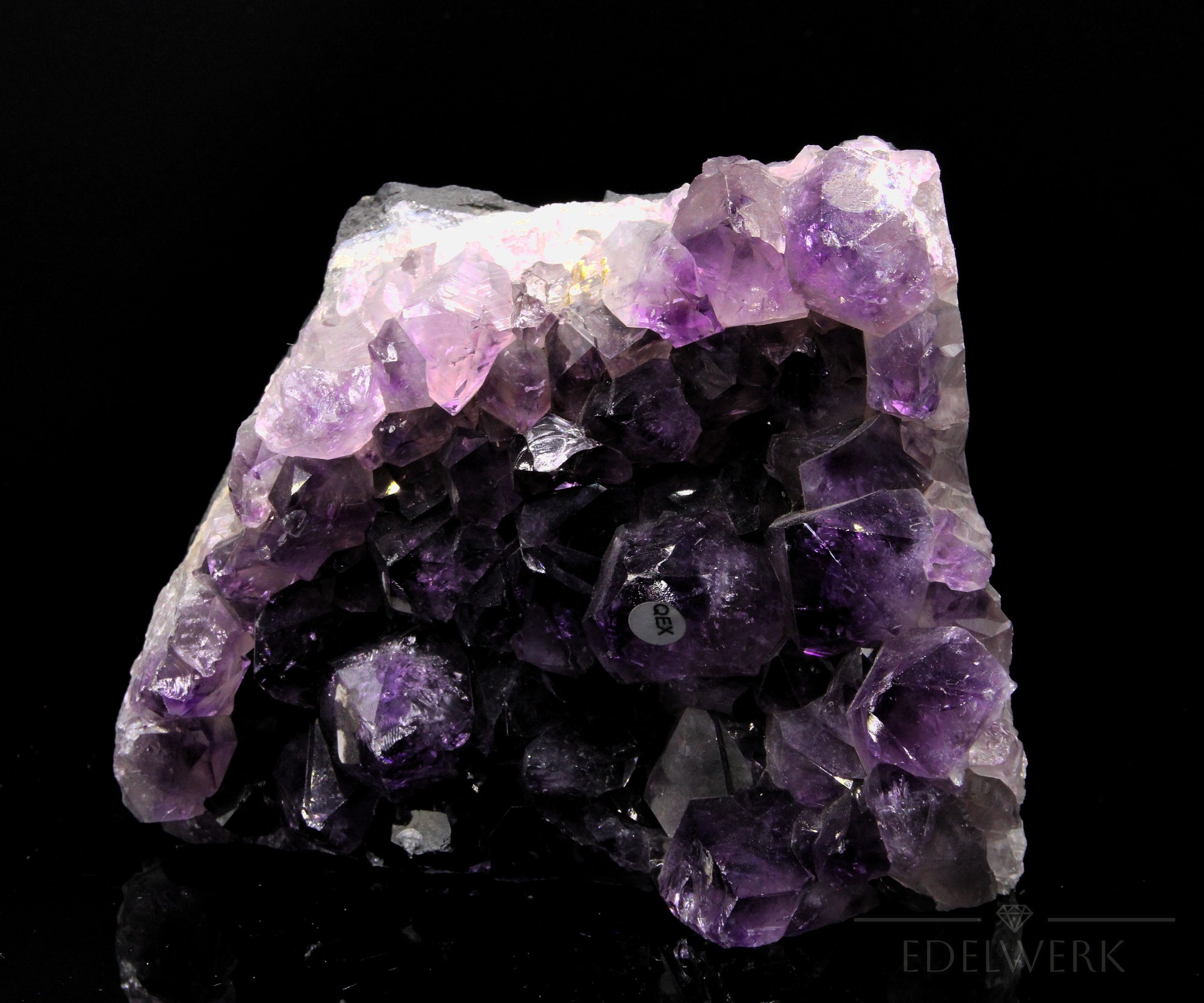 Natürlicher Amethyst Kristall, Heilstein für meditative Entspannung, violette Form.