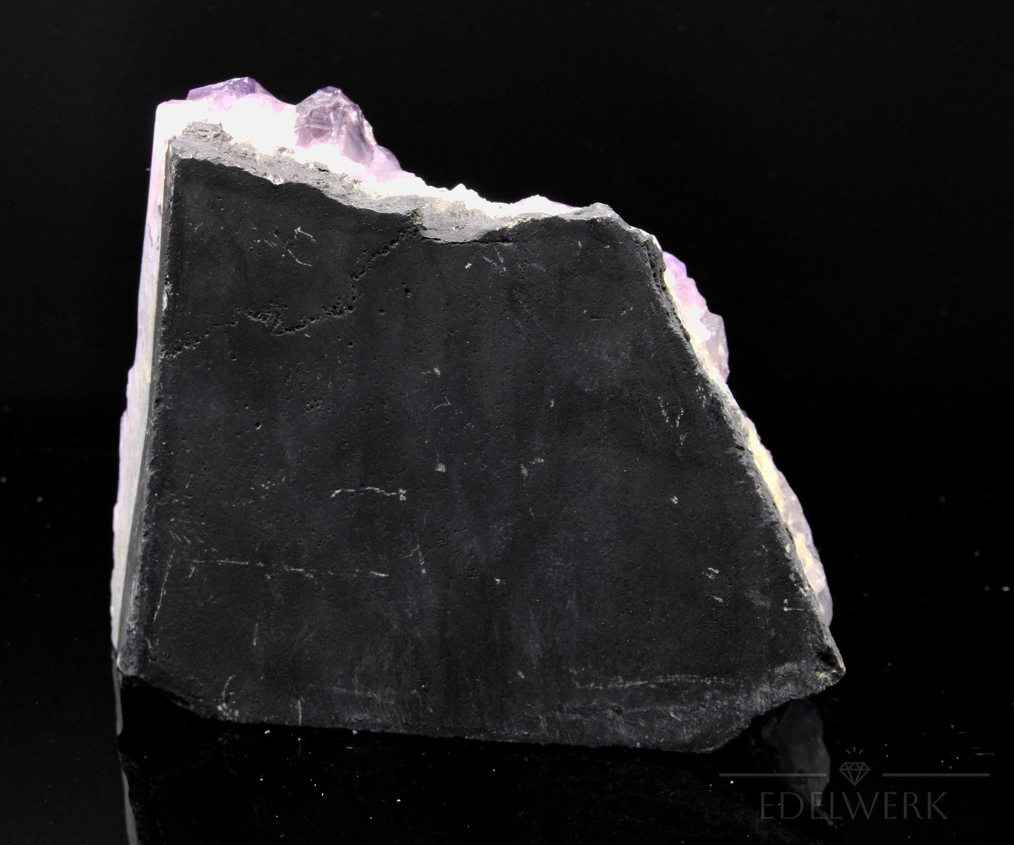 Natürlicher Amethyst Kristall, Heilstein für klare Energie, violette Oberfläche.