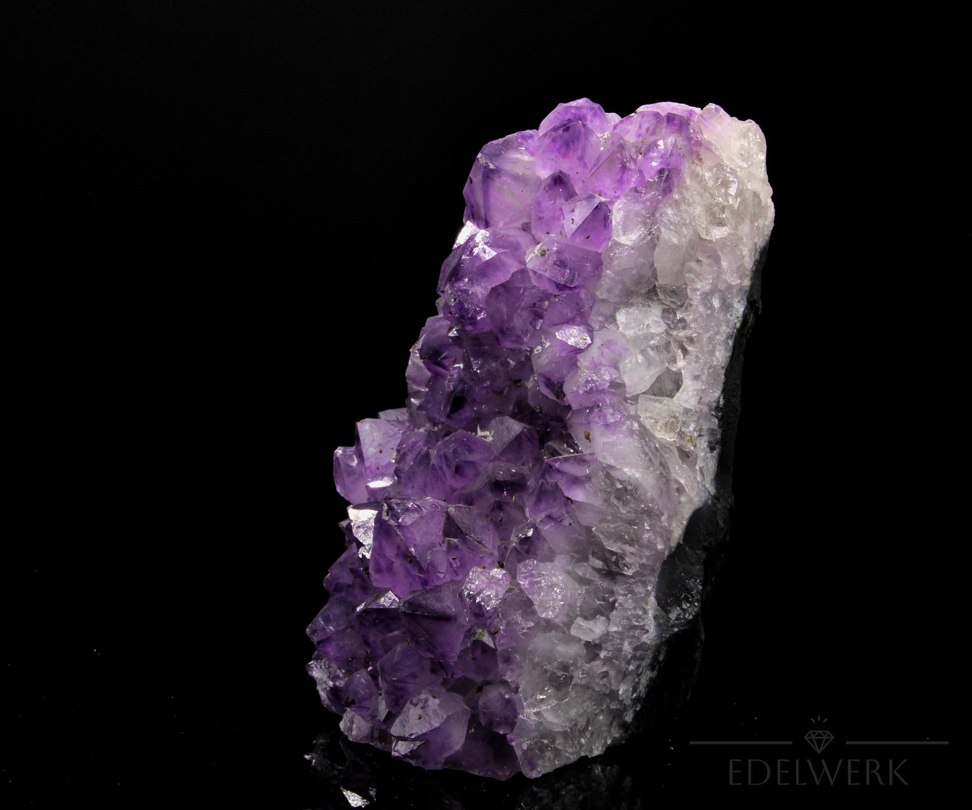 Tiefvioletter Amethyst Kristall, Heilstein für spirituelle Meditation, violette Struktur.
