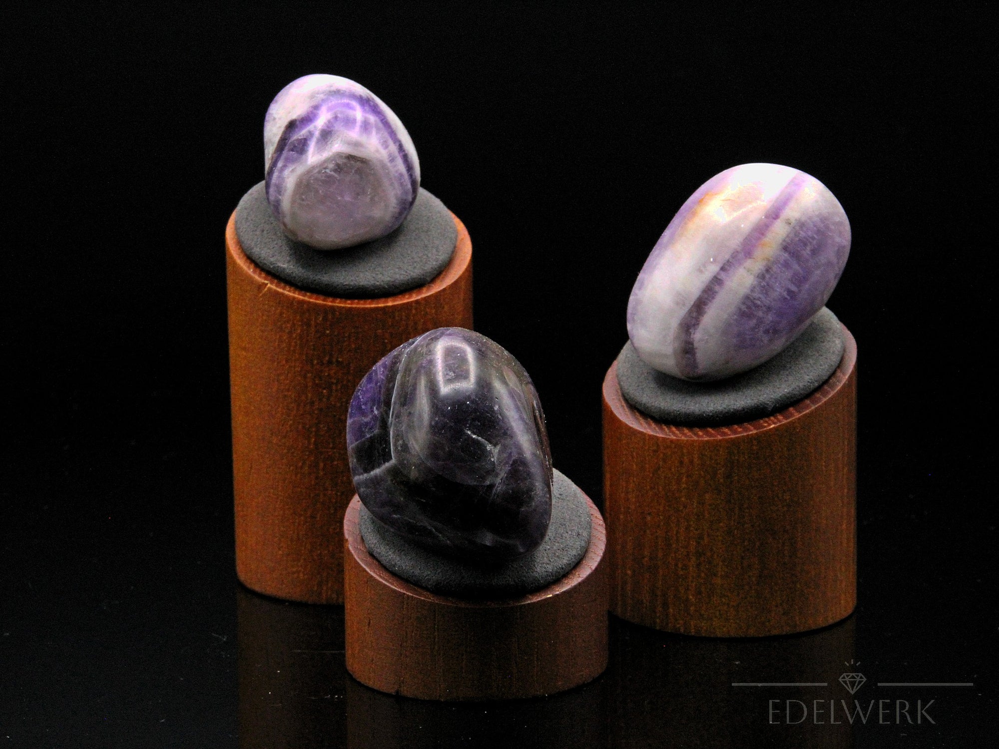 Kleiner Charoit, Heilstein für spirituelle Kraft, natürliche violette Form.