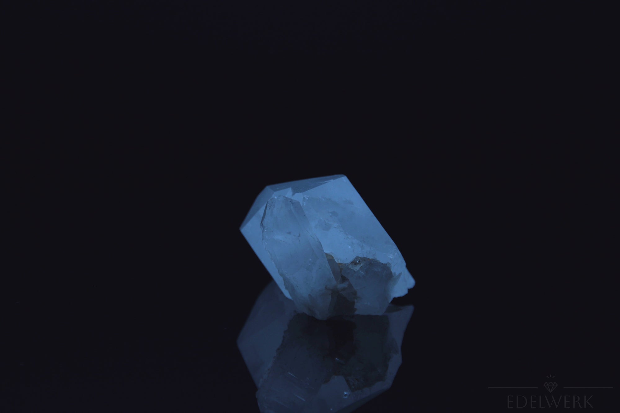 Natürlicher Bergkristall, fördert intuitive Harmonie, klare Oberfläche.
