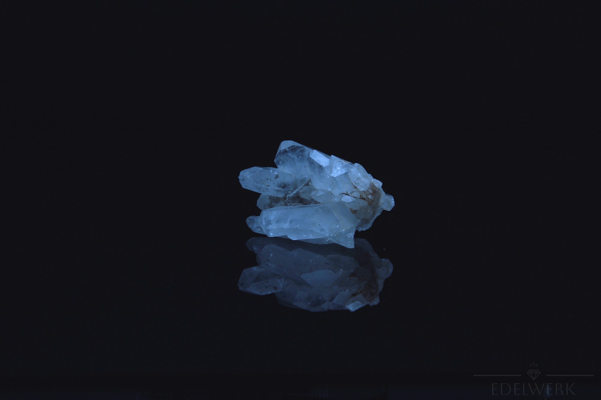 Strahlender Bergkristall, Heilstein für spirituelle Energie, klare glänzende Form.