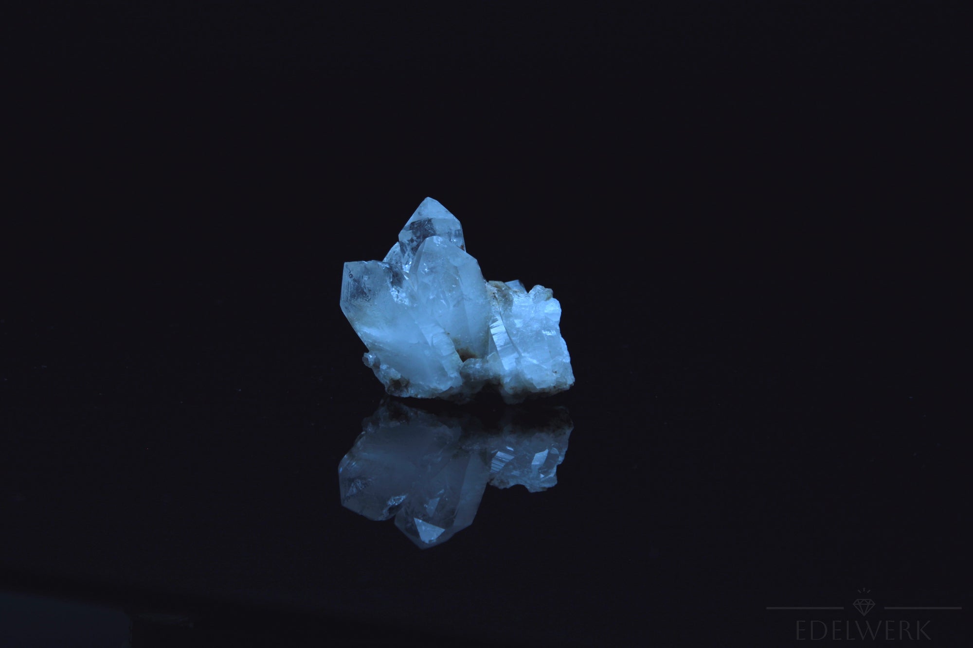 Hochwertiger Bergkristall, fördert energetische Harmonie, klare Kristalloberfläche.