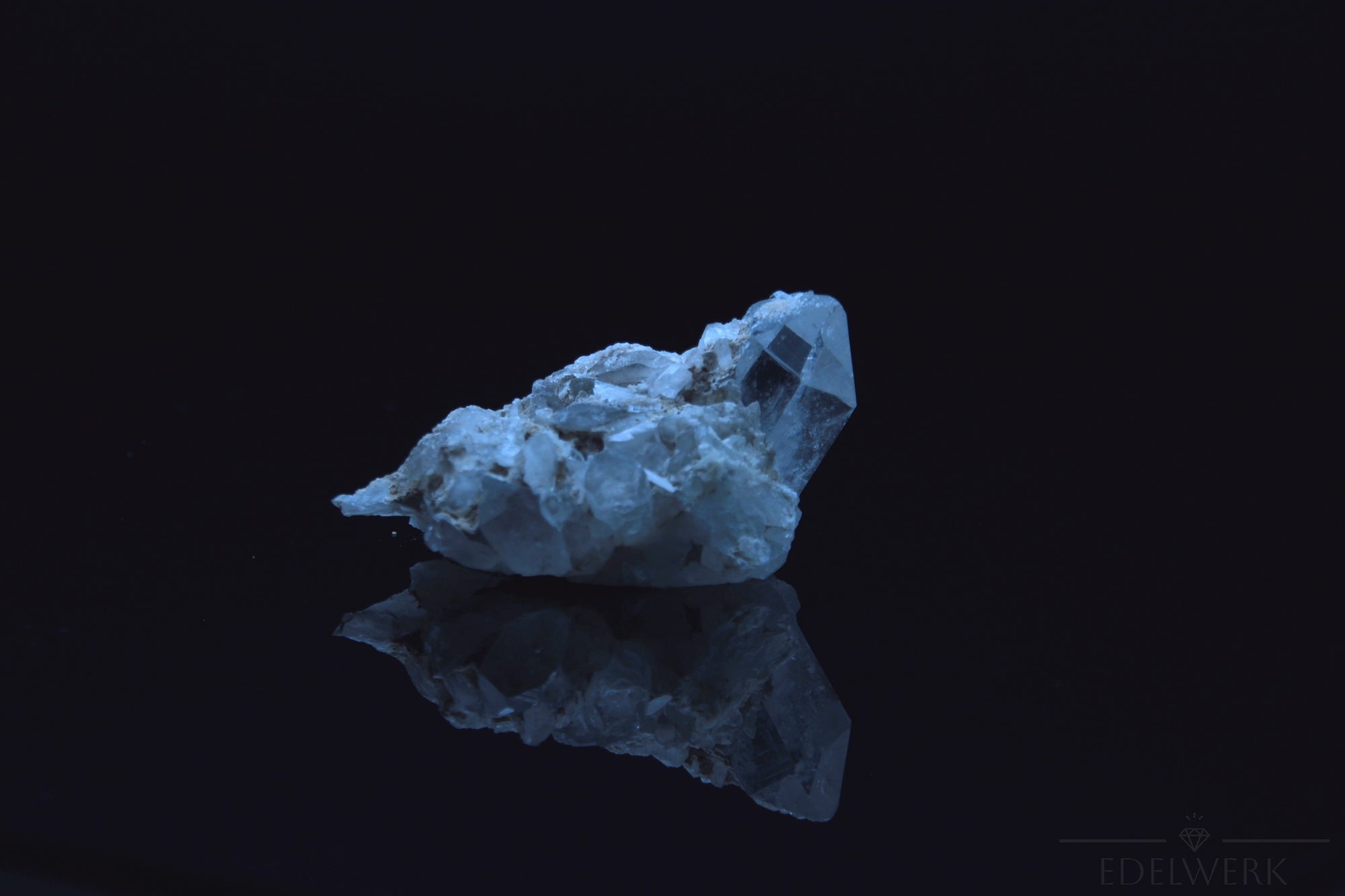 Strahlender Bergkristall, Heilstein für meditative Praxis, klare glänzende Form.