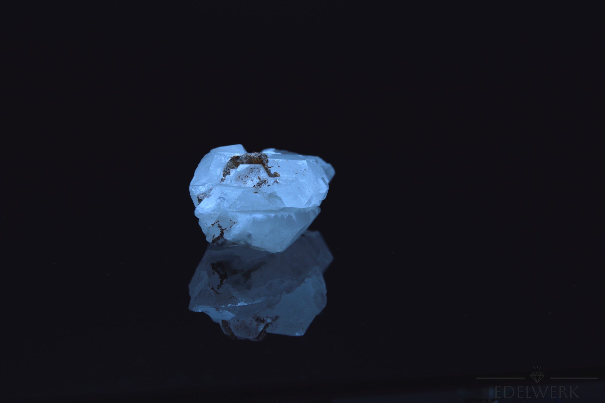 Klarer Bergkristall, fördert energetische Harmonie, durchsichtige Kristalloberfläche.