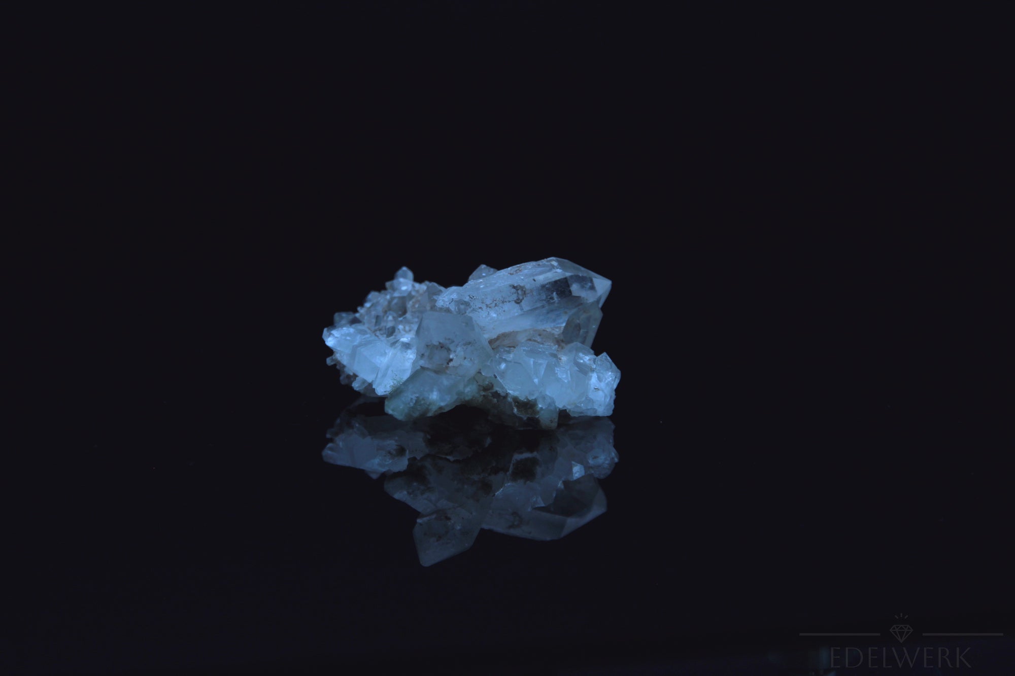 Hochwertiger Bergkristall, fördert spirituelle Harmonie, klare Kristalloberfläche.