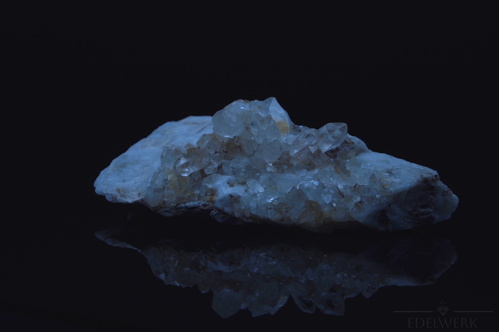 Natürlicher Bergkristall, Heilstein für spirituelle Intuition, klare Form.