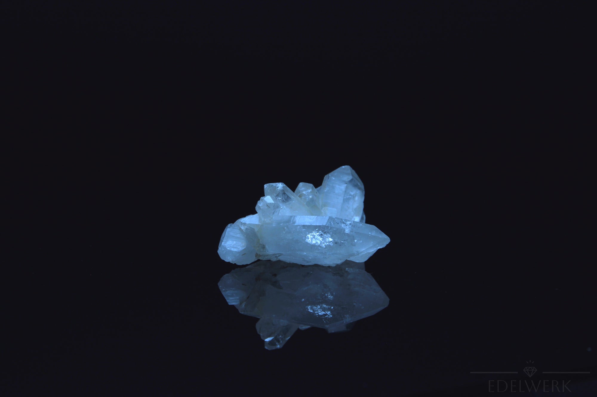 Strahlender Bergkristall, fördert meditative Harmonie, klare Kristallstruktur.