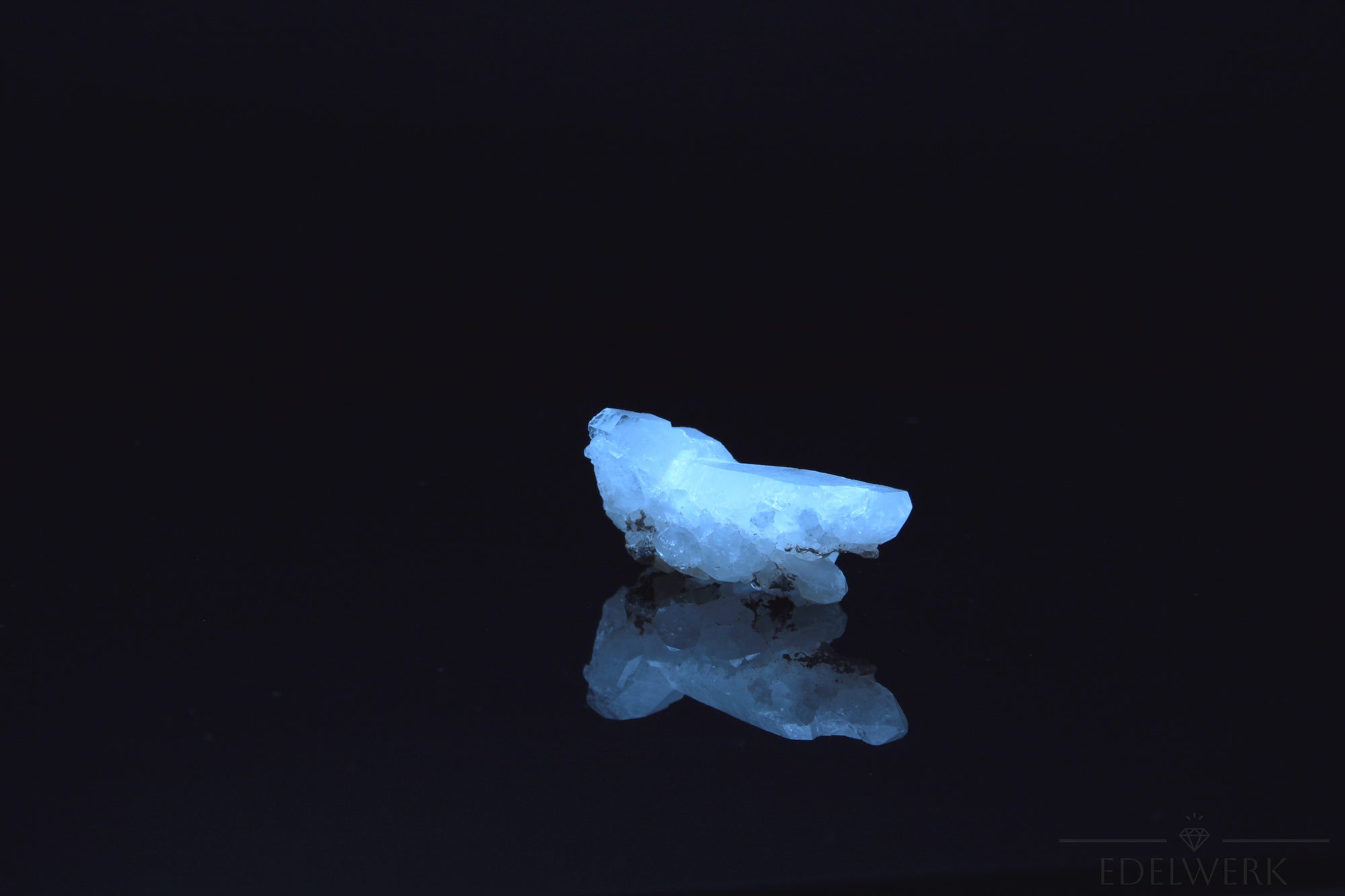 Natürlicher Bergkristall, Heilstein für meditative Ausgeglichenheit, klare Form.