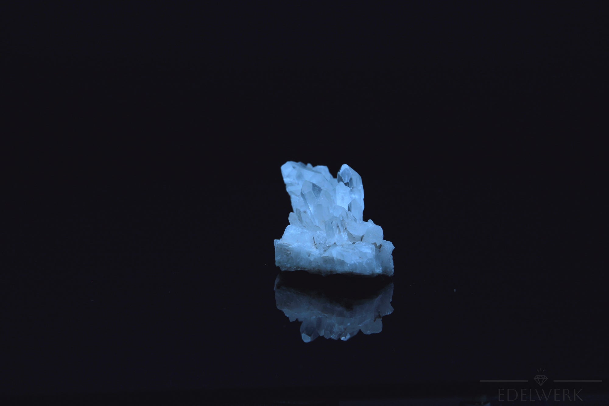Natürlicher Bergkristall, fördert spirituelle Meditation, ungeschliffene klare Struktur.