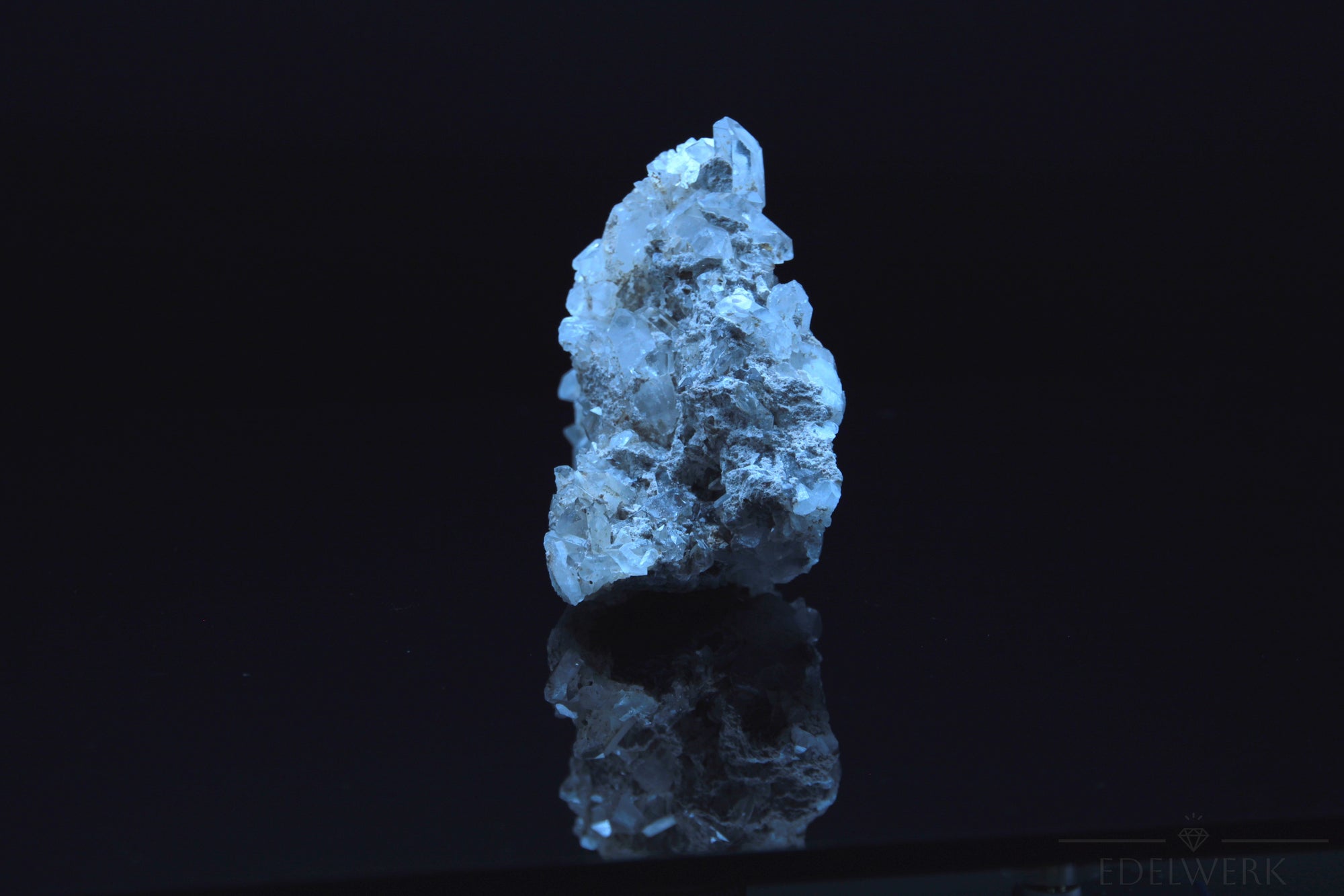Strahlender Bergkristall, fördert energetische Harmonie, klare Kristallstruktur.