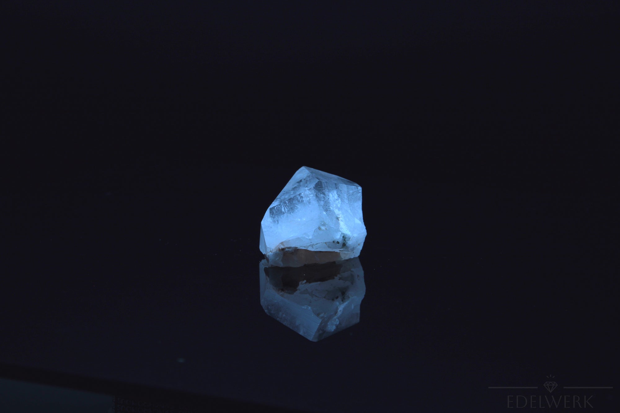 Klarer Bergkristall, Heilstein für spirituelle Energie, klare glänzende Struktur.