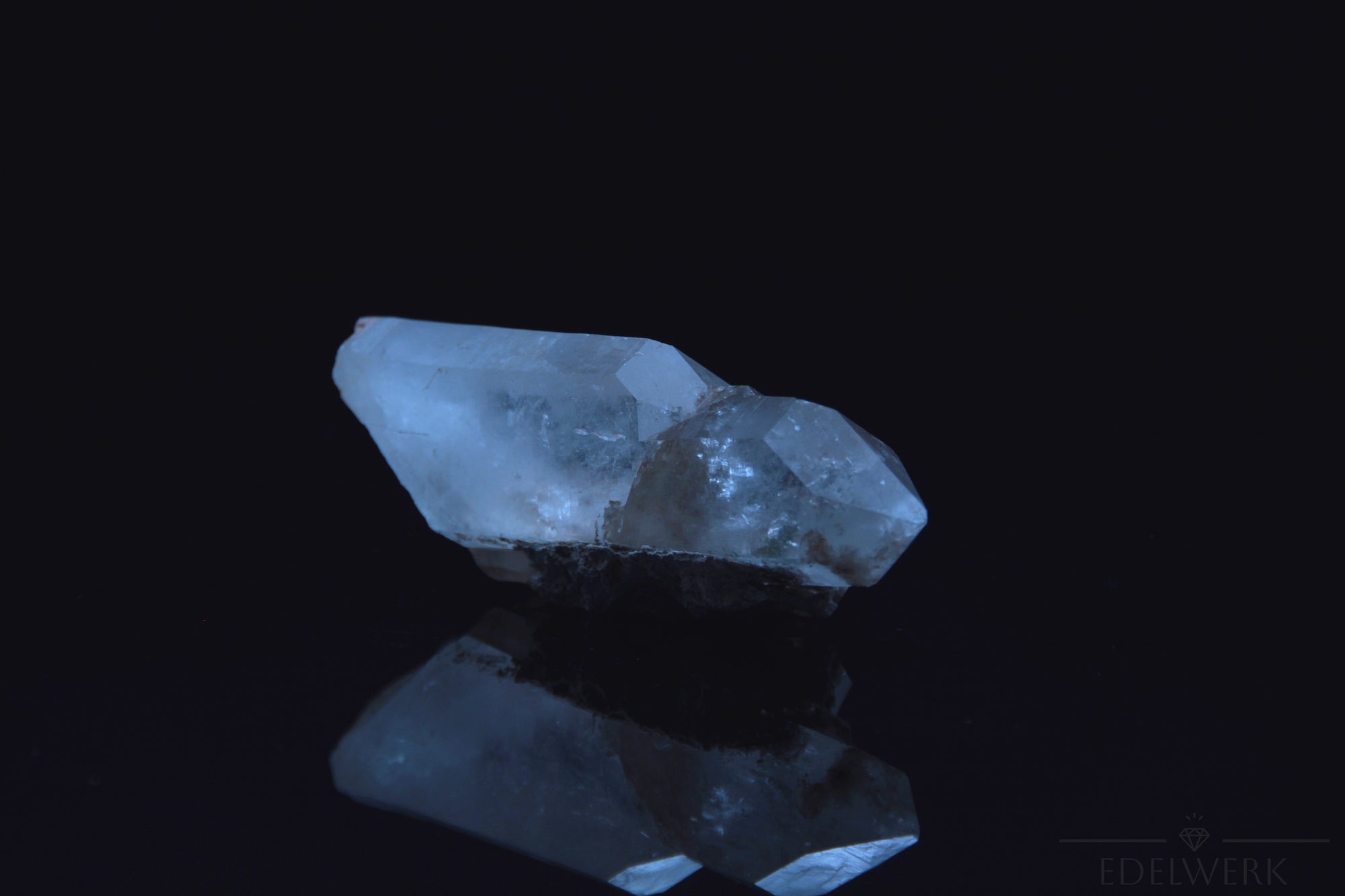 Strahlender Bergkristall, Heilstein für spirituelle Klarheit, klare glänzende Form.