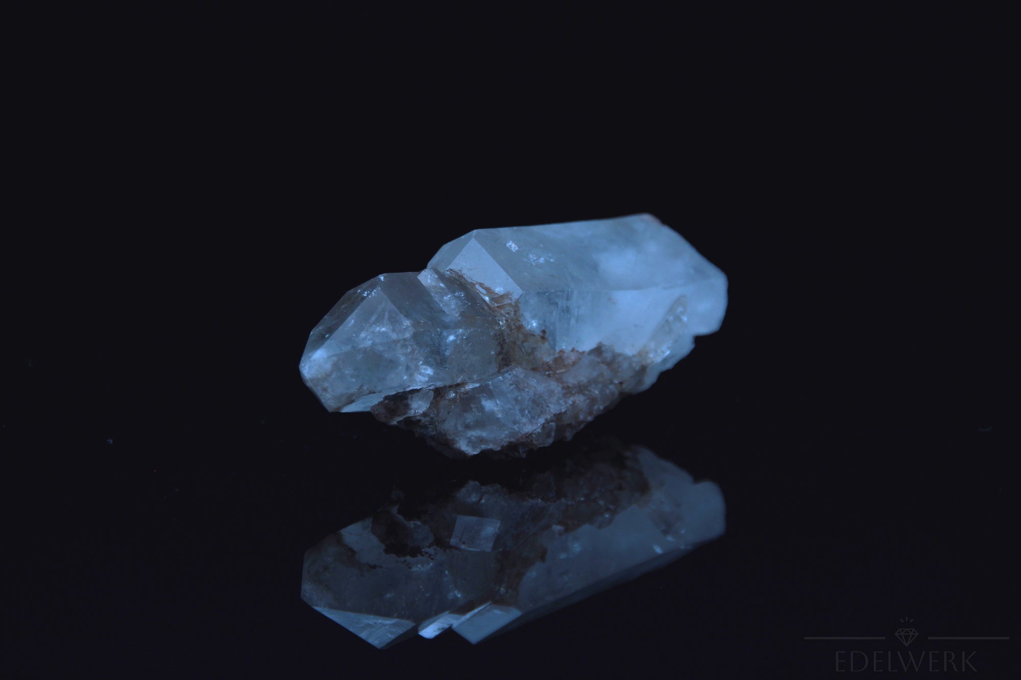 Strahlender Bergkristall, Heilstein für meditative Harmonie, klare strahlende Oberfläche.