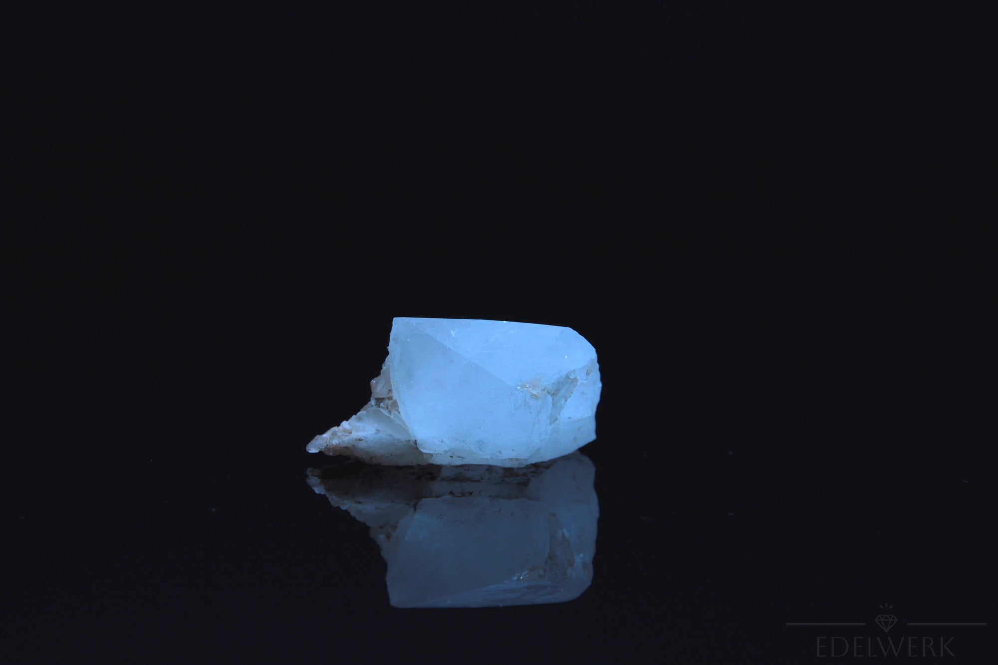 Natürlicher Bergkristall, fördert meditative Harmonie, ungeschliffene klare Struktur.