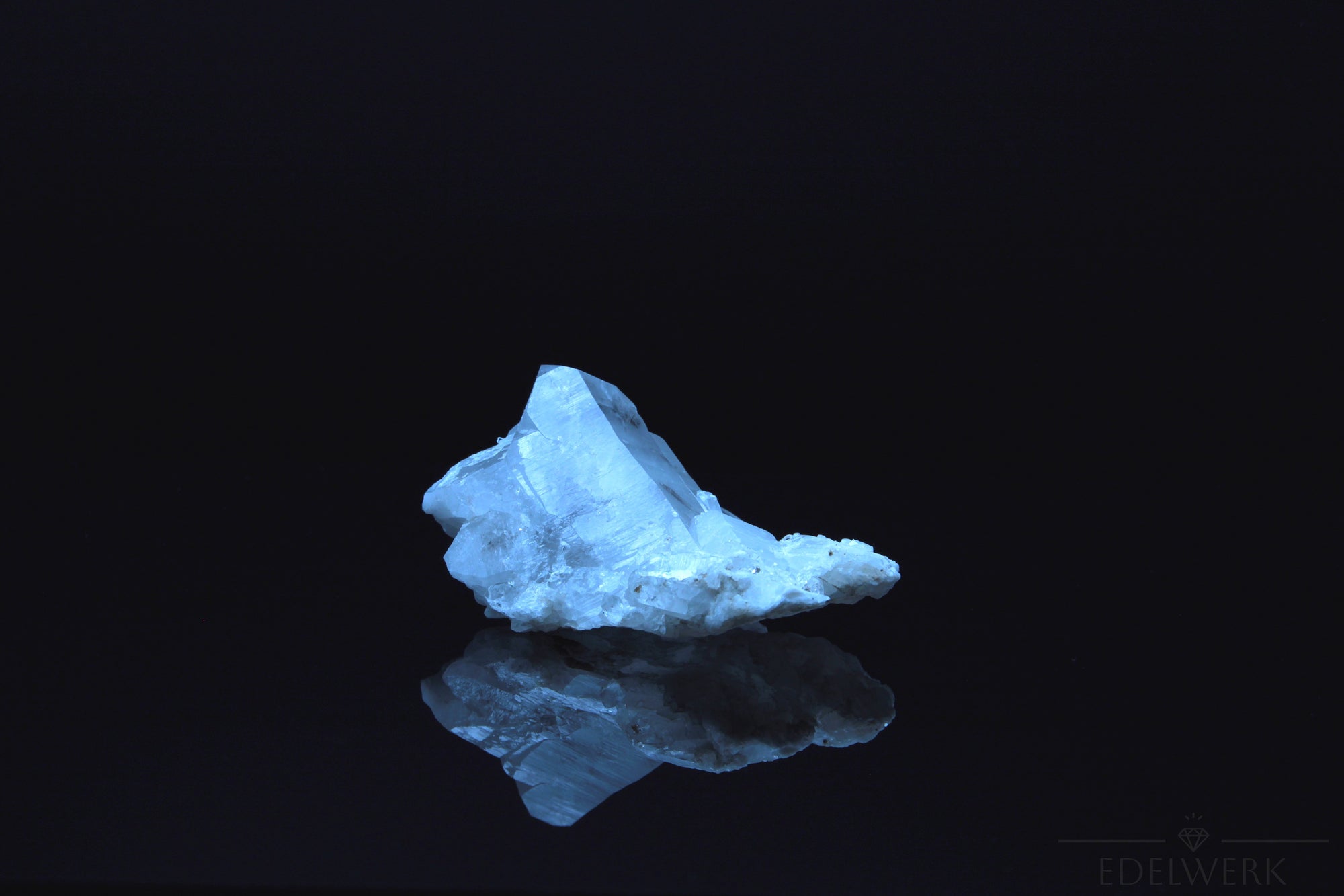 Strahlender Bergkristall, Heilstein für meditative Entspannung, klare glänzende Form.