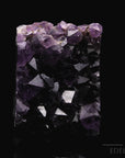 Violetter Amethyst Kristall, Heilstein für meditative Harmonie, violette glänzende Form.