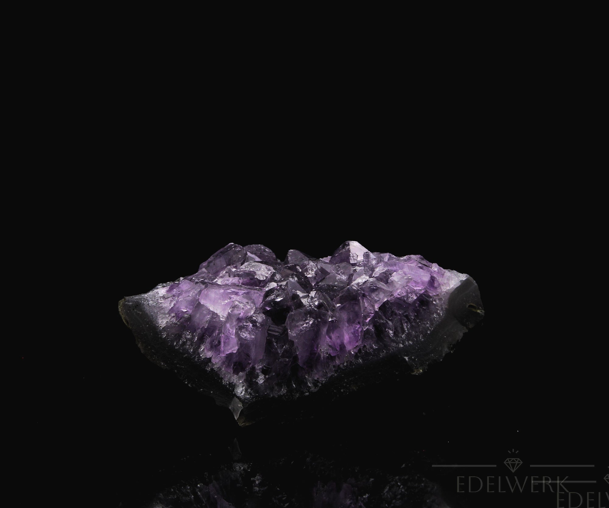 Natürlicher Amethyst Kristall, Heilstein für spirituelle Balance, violette Form.