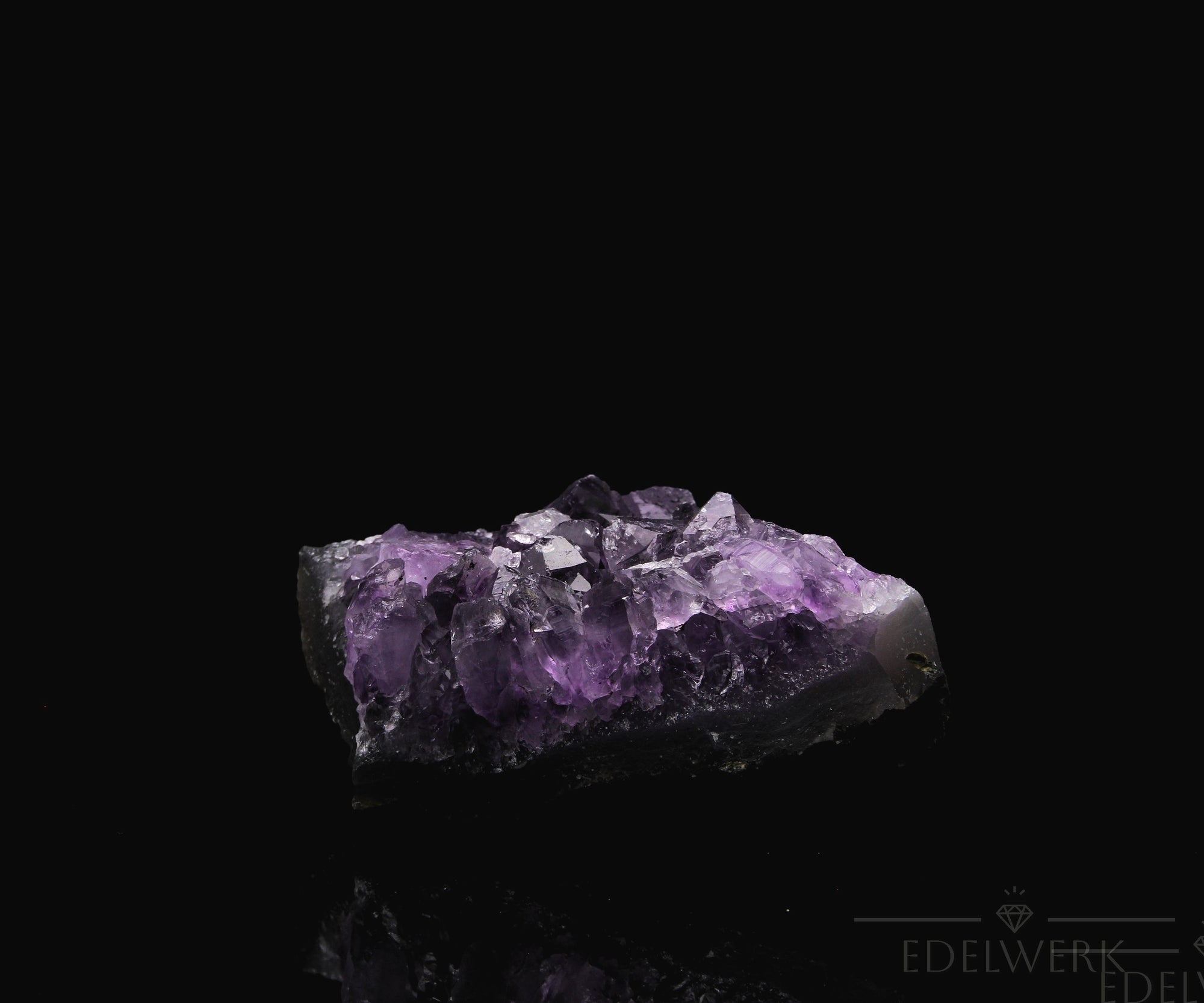Natürlicher Amethyst Kristall, fördert schützende Energie, ungeschliffene violette Struktur.