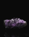 Natürlicher Amethyst Kristall, fördert schützende Energie, ungeschliffene violette Struktur.