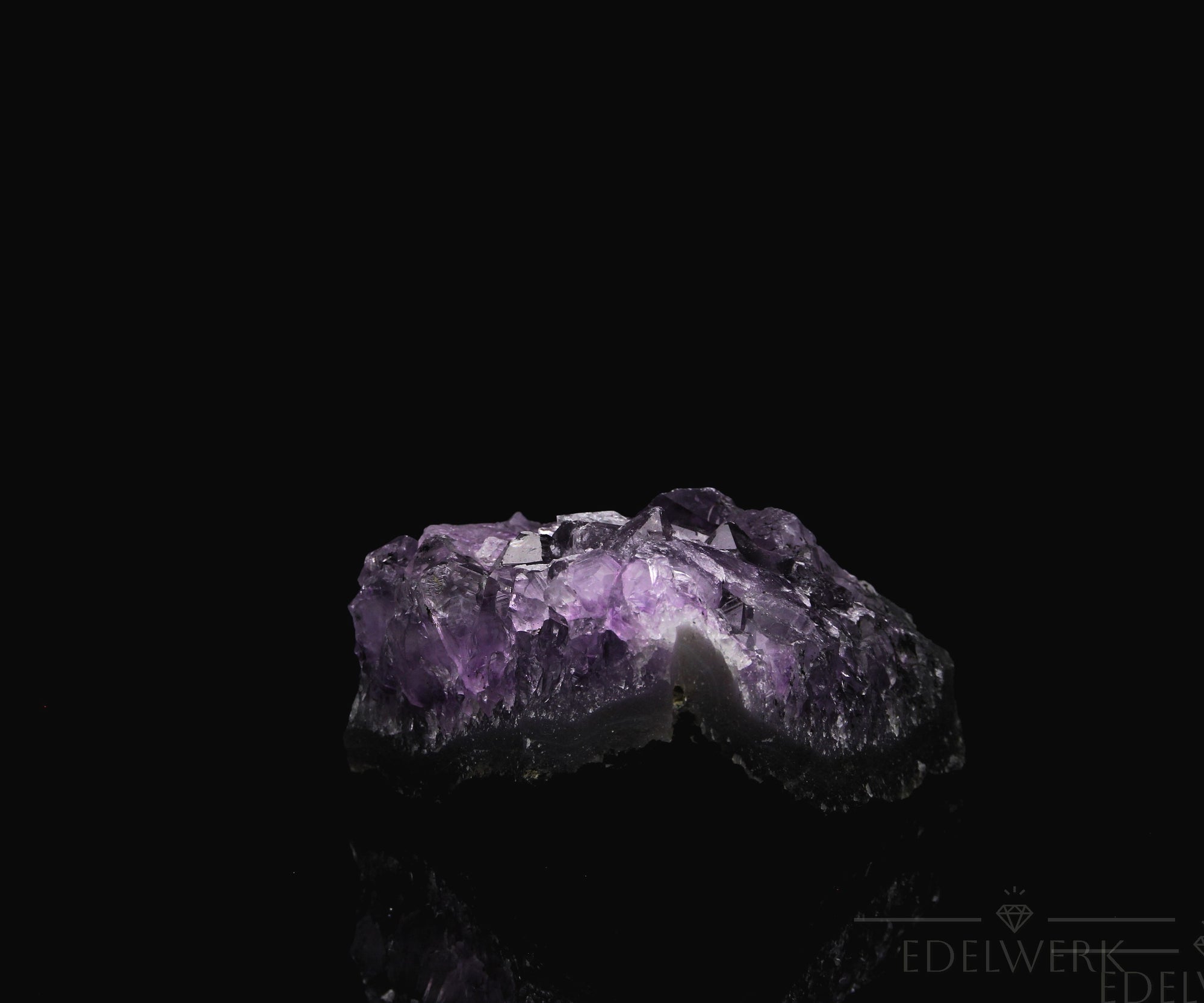 Natürlicher Amethyst Kristall, Heilstein für klare Meditation, violette Oberfläche.