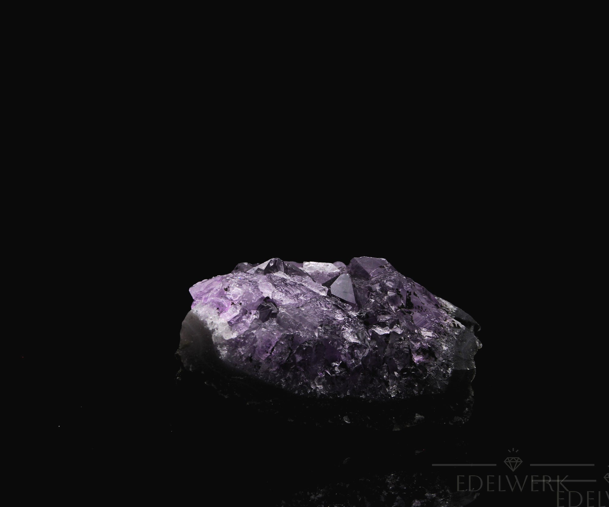 Natürlicher Amethyst Kristall, fördert meditative Harmonie, violette natürliche Form.