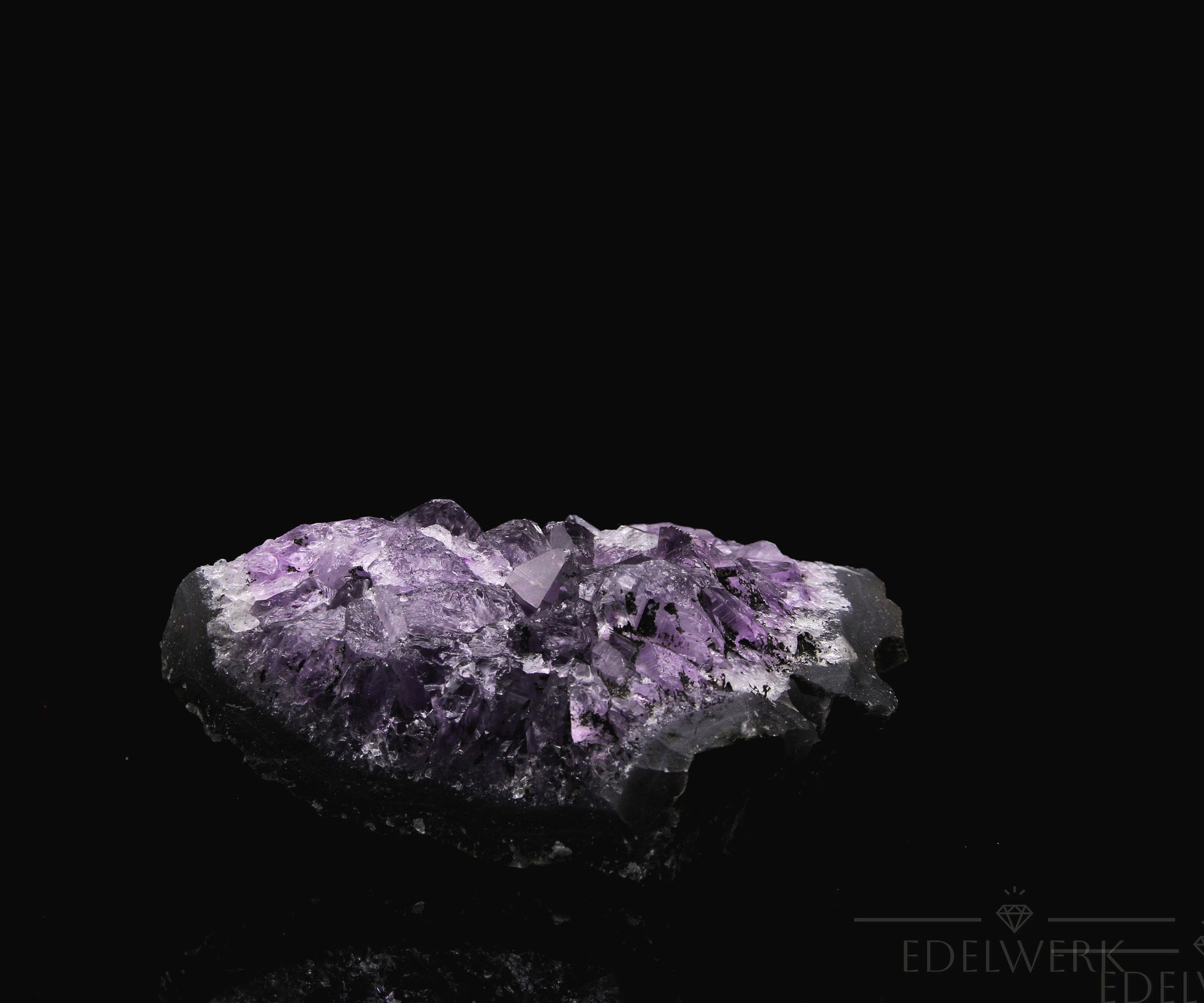 Natürlicher Amethyst Kristall, fördert intuitive Balance, violette glänzende Struktur.