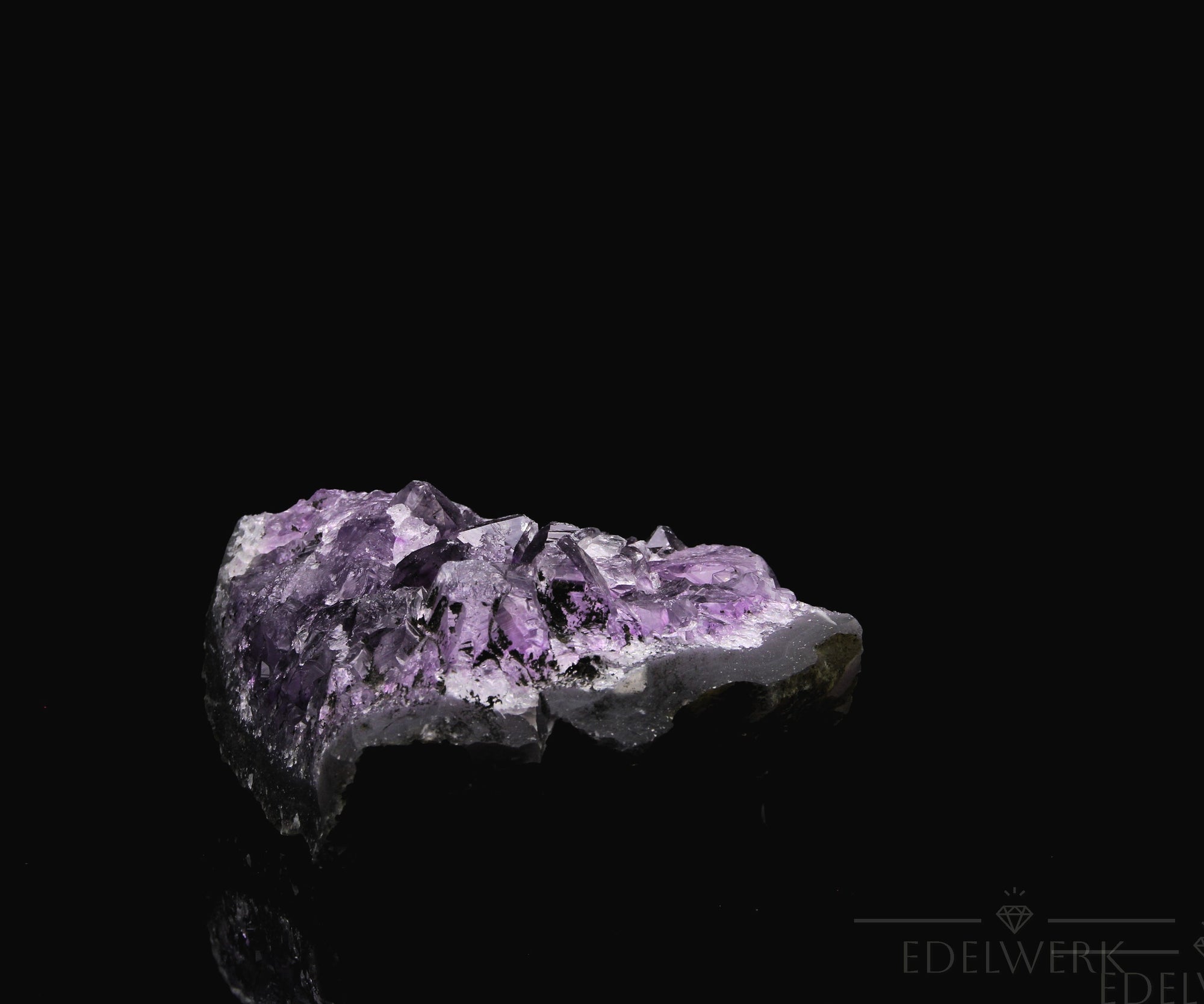Natürlicher Amethyst Kristall, Heilstein für spirituelle Ruhe, violette Kristallform.