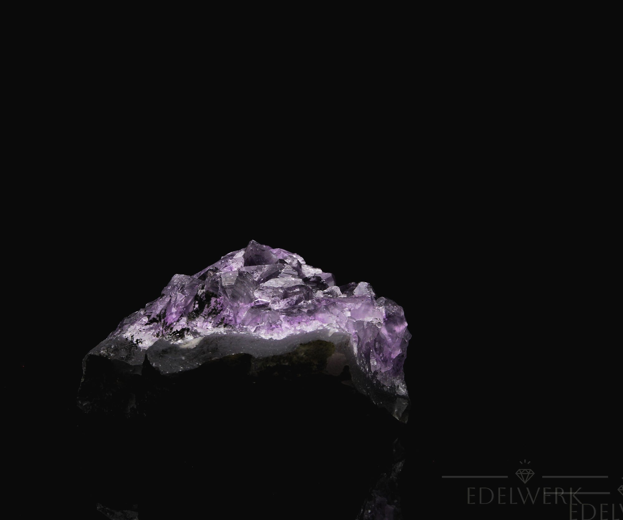 Natürlicher Amethyst Kristall, fördert energetische Klarheit, violette Oberfläche.