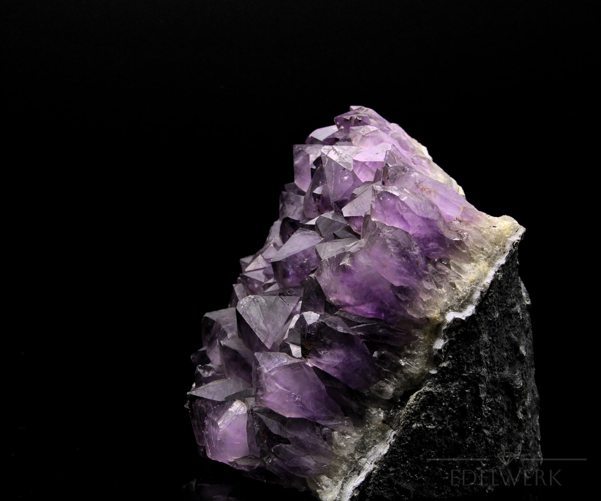 Violetter Amethyst Kristall, Heilstein für spirituelle Klarheit, violette glänzende Struktur.