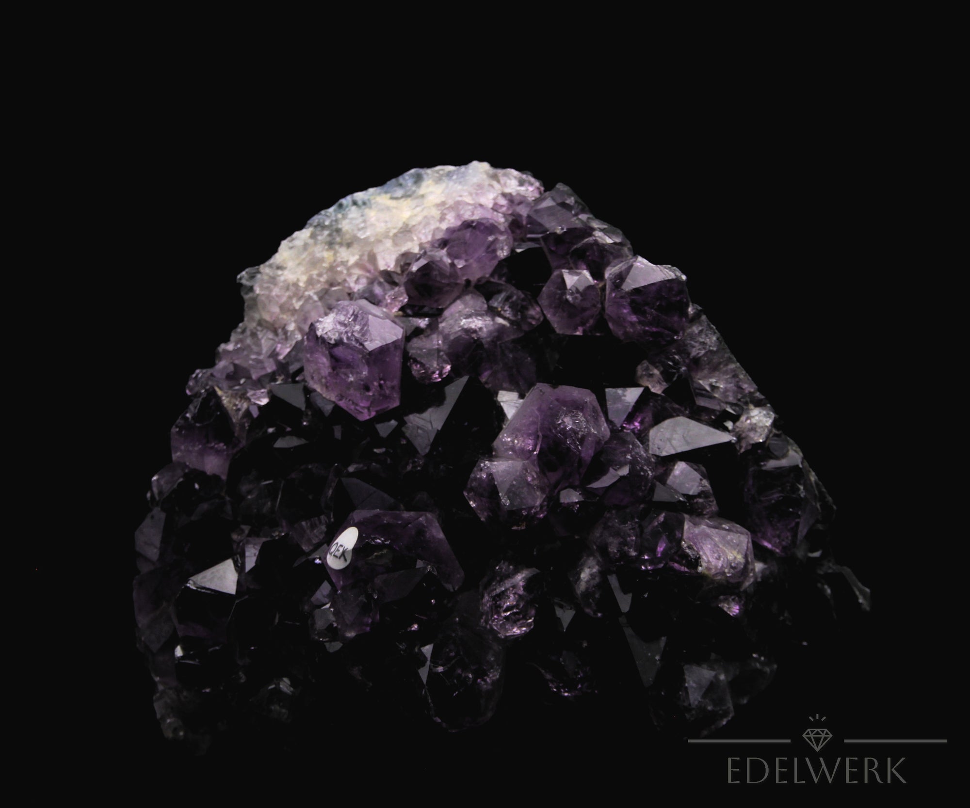 Tiefvioletter Amethyst Kristall, Heilstein für meditative Praxis, violette Struktur.